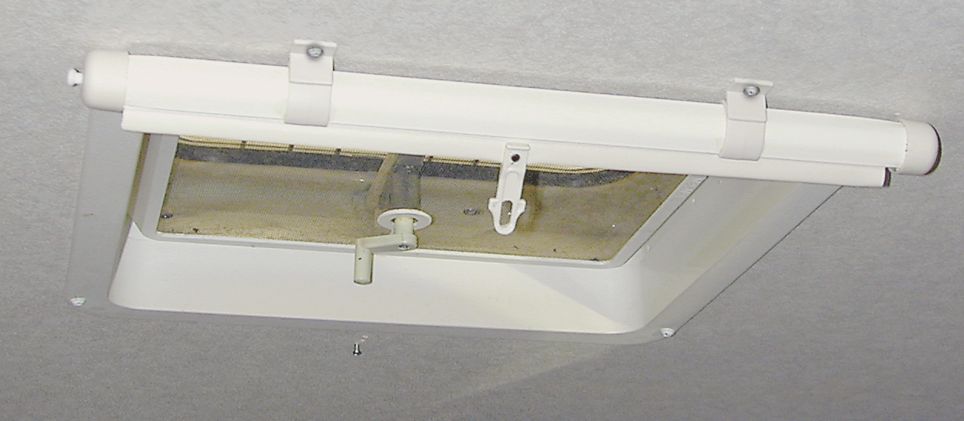 CAMCO MFG INC | 42913 | VENT SHADE LIGHTS OUT